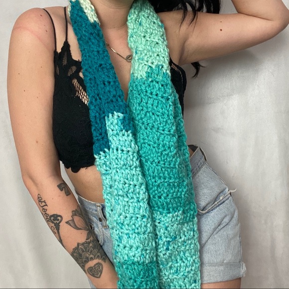 VINTAGE HAND KNIT BLUE LONG SCARF - Picture 3 of 3